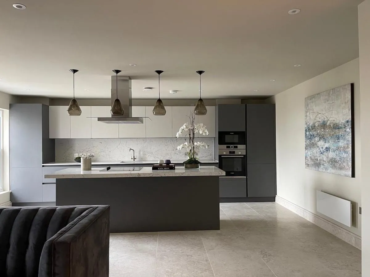 Image 4 of Stunning 2BA, 2BR Apt, Desirable Chigwell CHCL F6