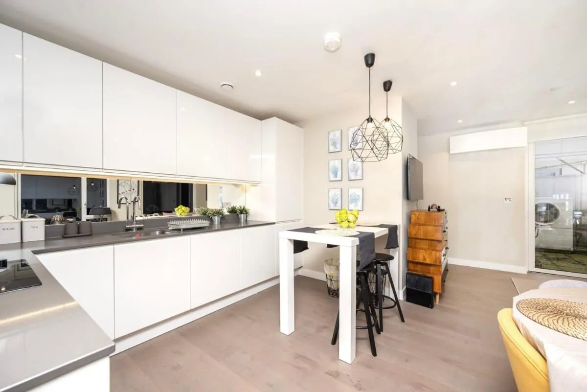 Image 5 of Stunning 2BR Apt Bromley Views Terrace