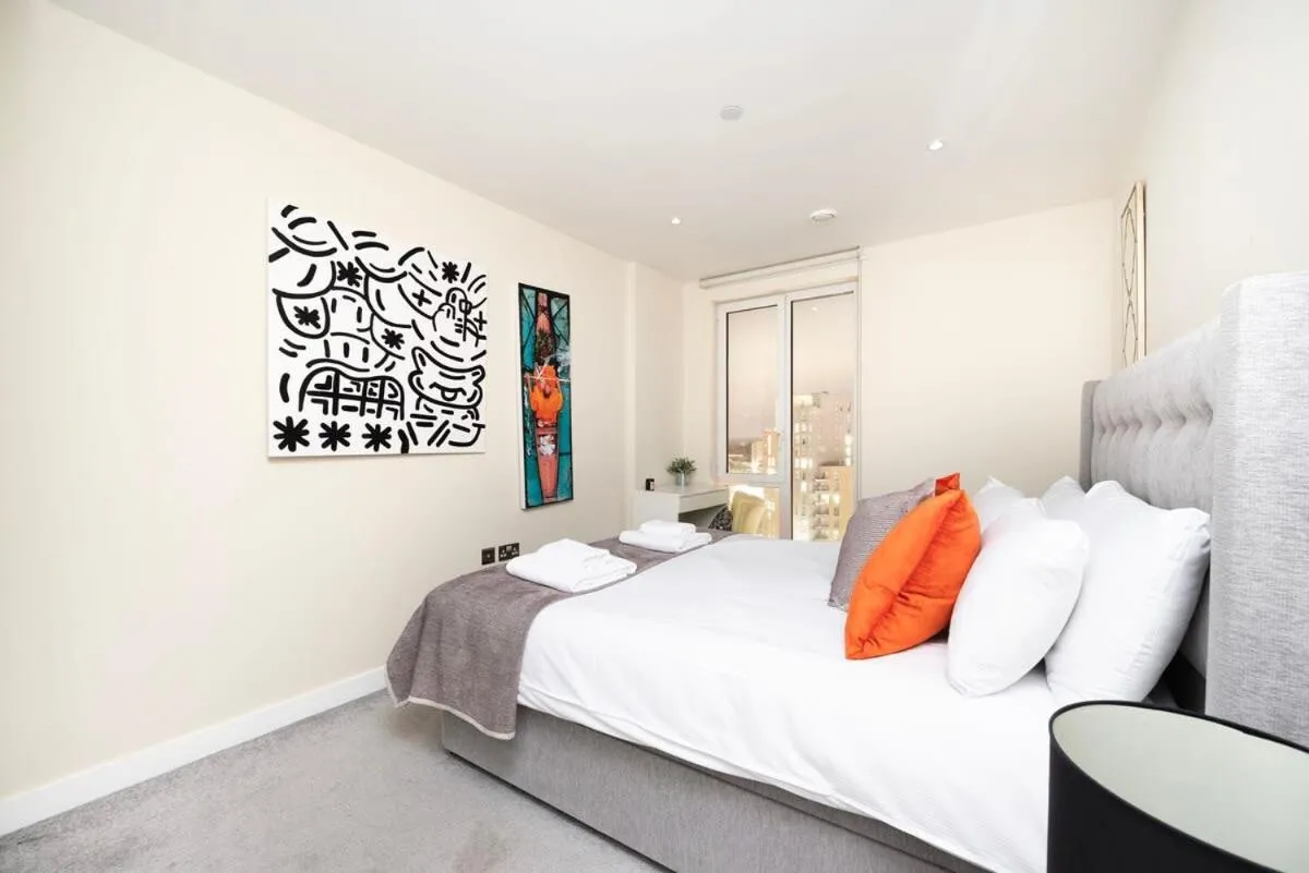 Image 3 of Stunning 2BR Apt Bromley Views Terrace