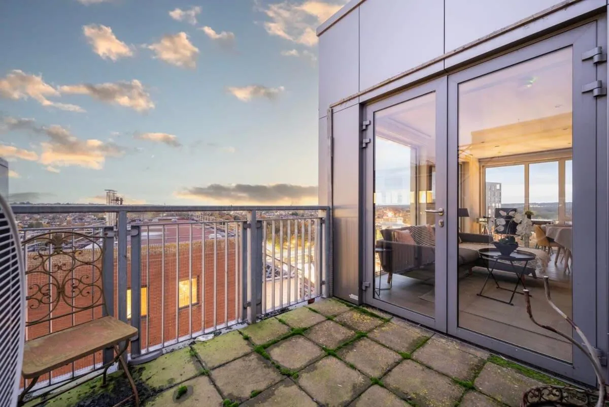 Image 4 of Stunning 2BR Apt Bromley Views Terrace