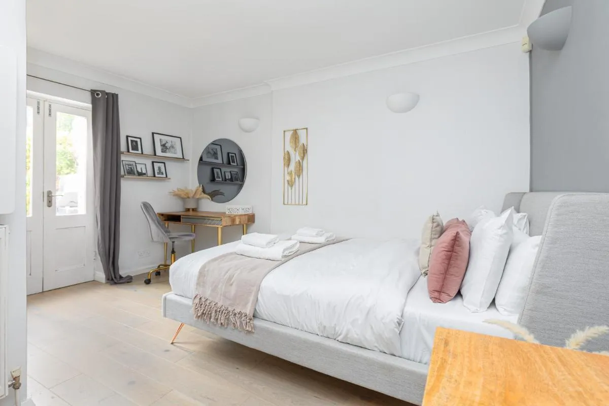 Image 4 of Stunning 2BR Flat wprivate Garden, Kilburn