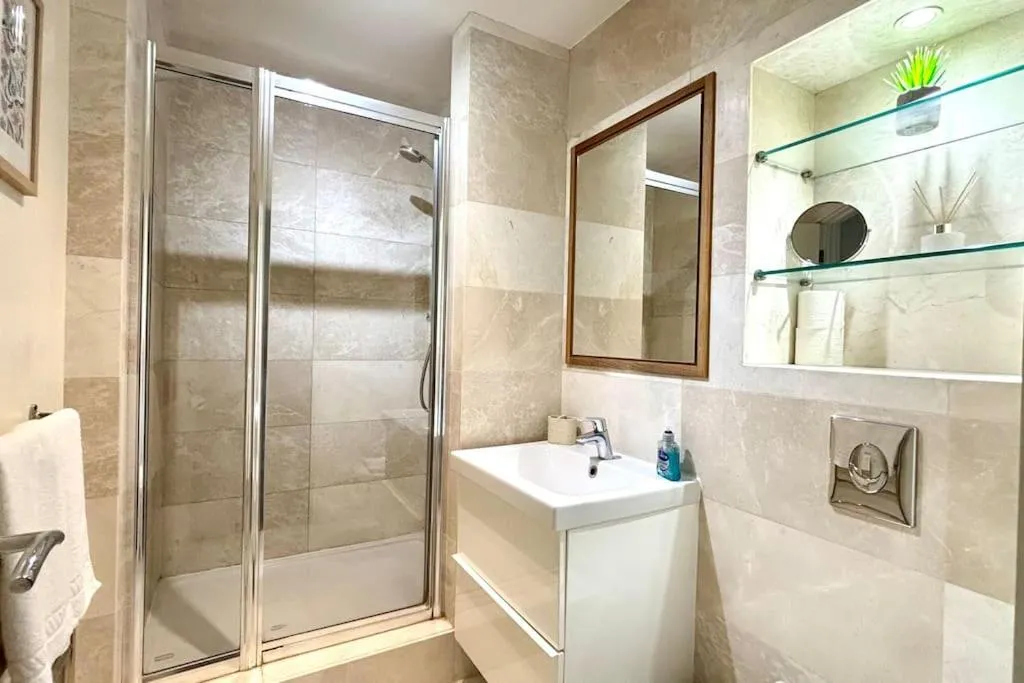 Image 4 of Stunning 2 Bed Ensuite Apart