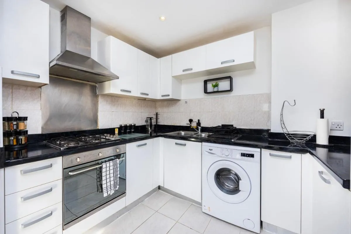 Image 4 of Stunning 2 Bed Flat With City Views
