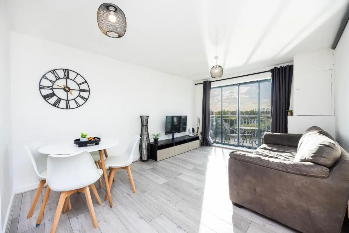 Image 5 of Stunning 2 Bed Flat With City Views