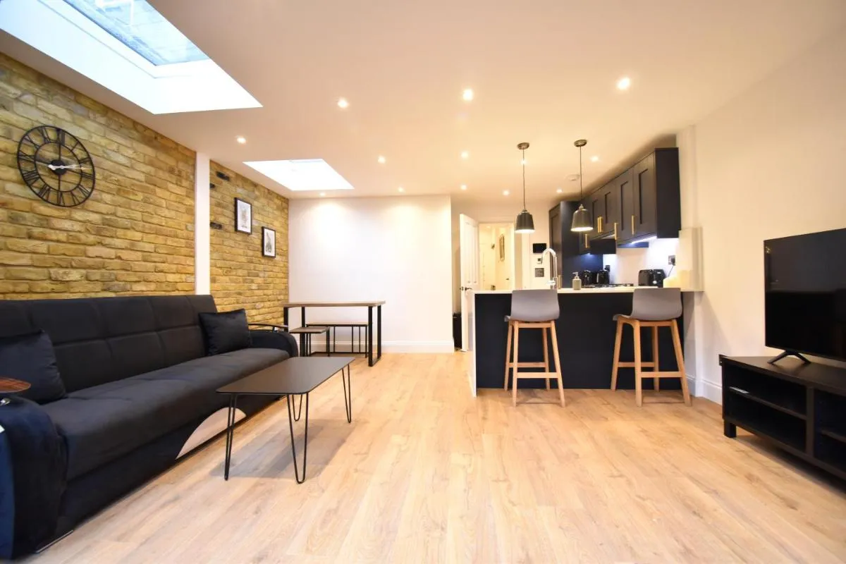Image 5 of Stunning 2 bed apartment