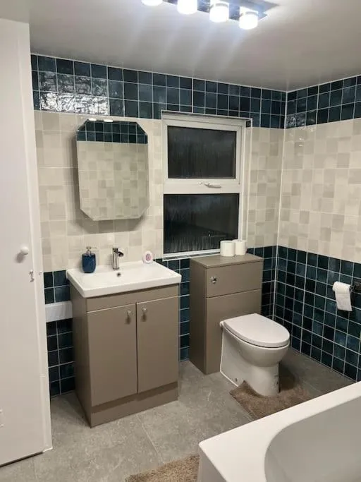 Image 3 of Stunning 2 bed apartment located on high street, 5 minutes from New Cross station, free parking, 1 minute from famous 5 star Lit shisha bar and restaurant