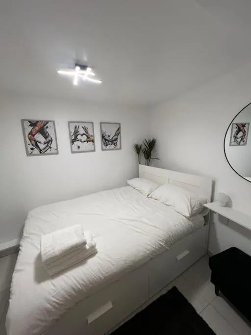 Image 2 of Stunning 2 bed apartment located on high street, 5 minutes from New Cross station, free parking, 1 minute from famous 5 star Lit shisha bar and restaurant