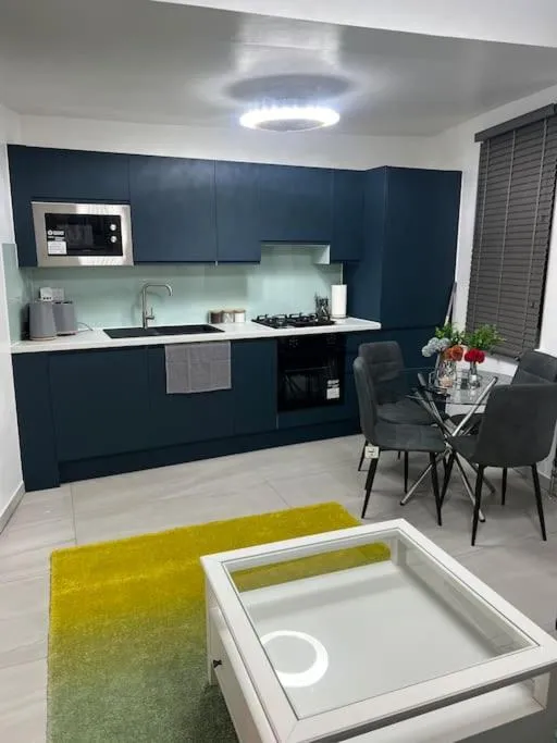Image 4 of Stunning 2 bed apartment located on high street, 5 minutes from New Cross station, free parking, 1 minute from famous 5 star Lit shisha bar and restaurant