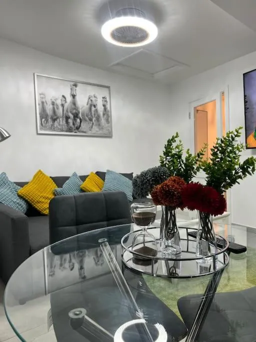 Image 5 of Stunning 2 bed apartment located on high street, 5 minutes from New Cross station, free parking, 1 minute from famous 5 star Lit shisha bar and restaurant