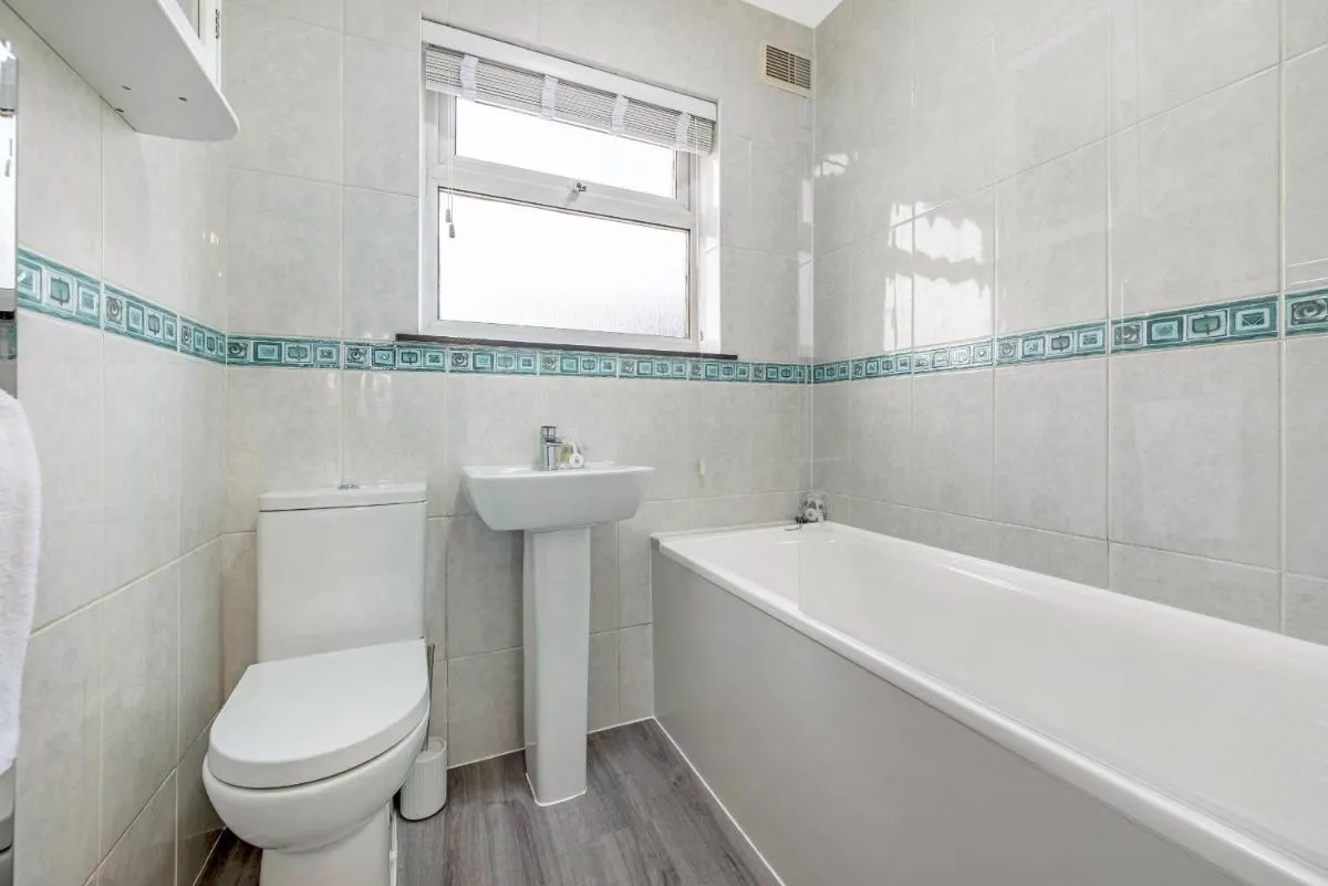 Image 3 of Stunning 3BR House w Garden & Parking in Richmond