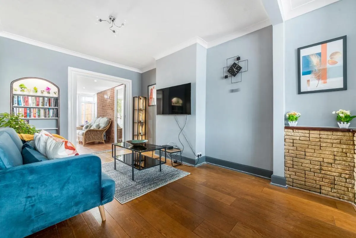 Image 5 of Stunning 3BR House w Garden & Parking in Richmond