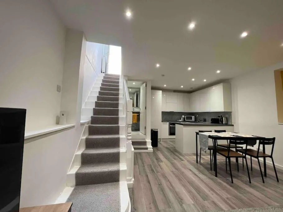 Image 3 of Stunning 3BR Maisonette in Brixton
