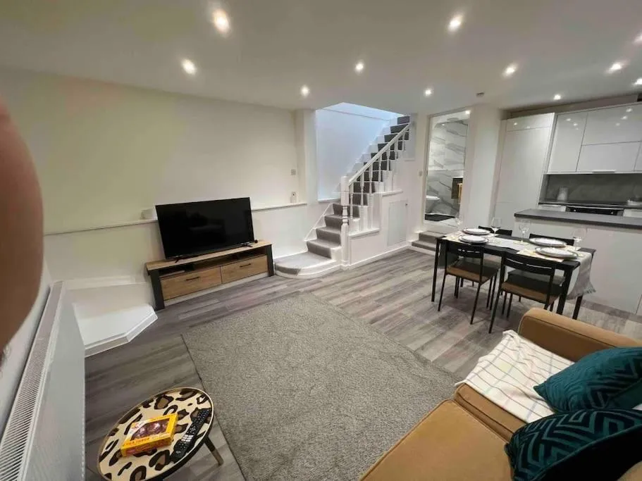 Image 5 of Stunning 3BR Maisonette in Brixton