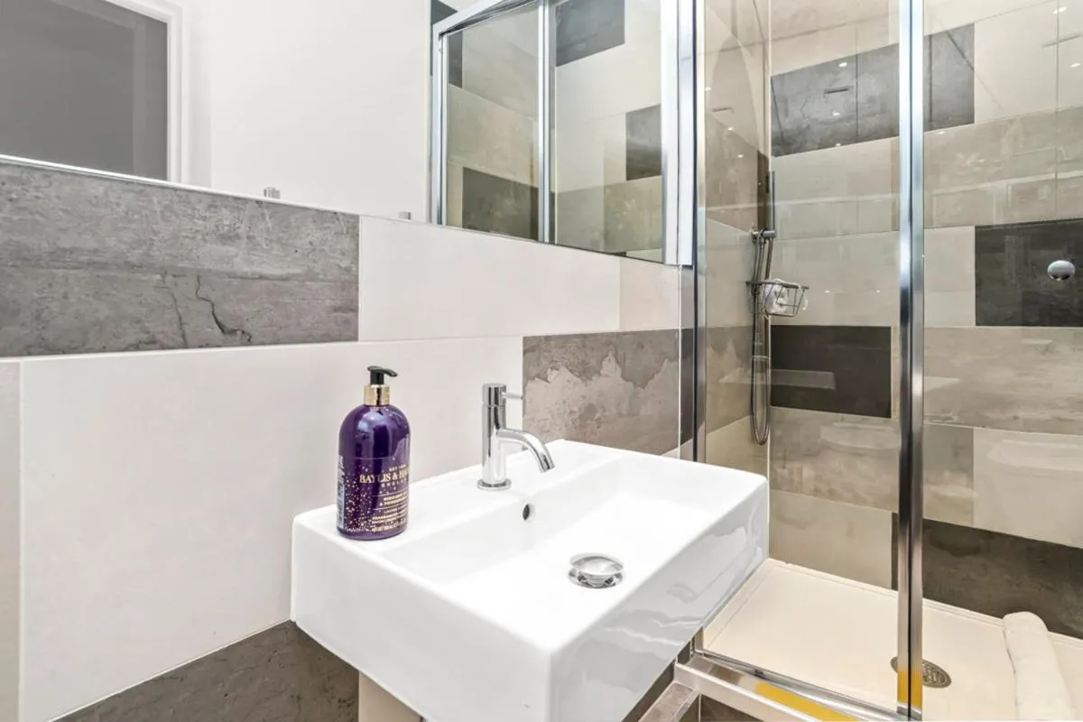 Image 3 of Stunning 3 Bed Apartment Paddington