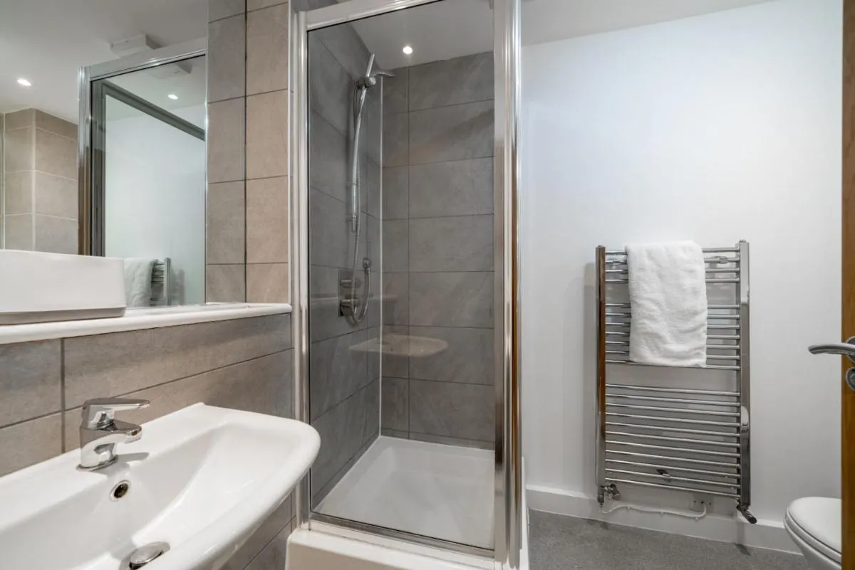 Image 3 of Stunning 3 Bedroom Flat, with Parking, Sleeps Six, Near Greenwich Park