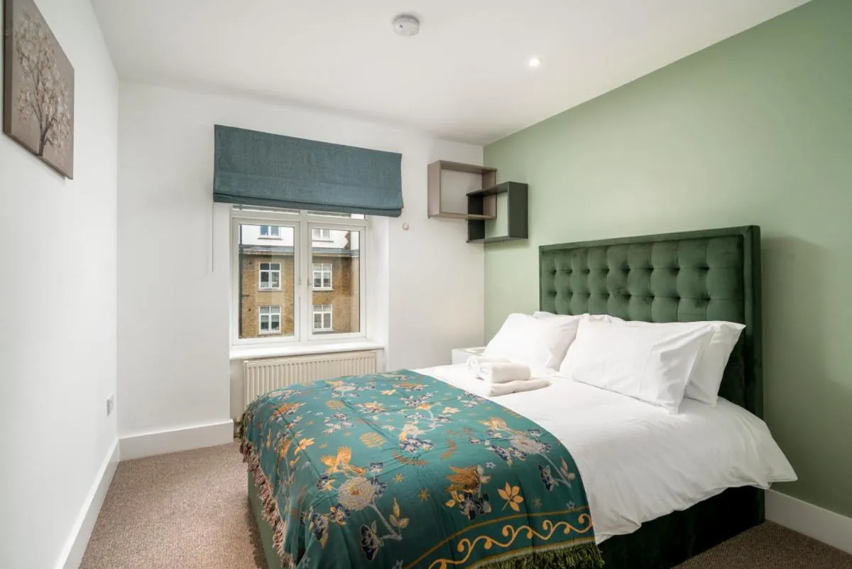 Image 2 of Stunning 3 Bedroom Flat, with Parking, Sleeps Six, Near Greenwich Park