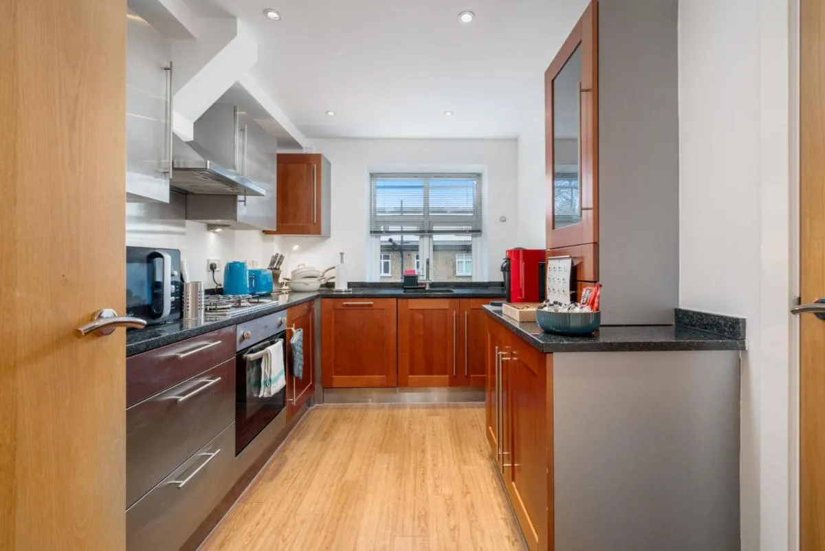 Image 4 of Stunning 3 Bedroom Flat, with Parking, Sleeps Six, Near Greenwich Park