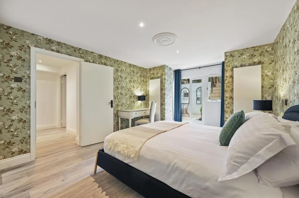 Stunning 3 bed 2 bathroom BASEMENT flat in earls court, London