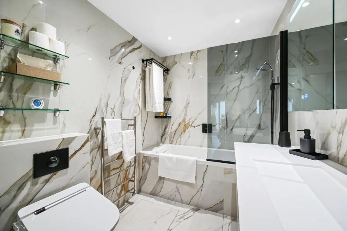 Image 3 of Stunning 3 bed 2 bathroom BASEMENT flat in earls court, London