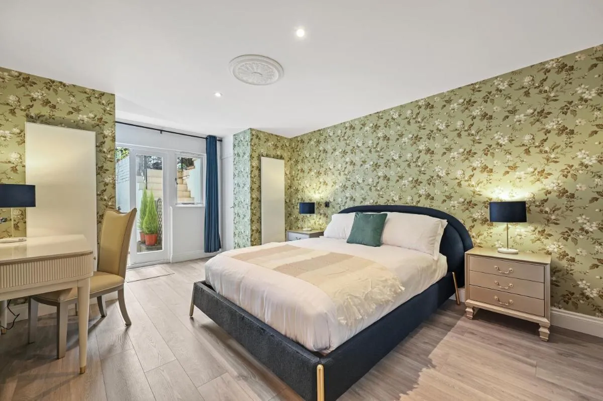 Image 2 of Stunning 3 bed 2 bathroom BASEMENT flat in earls court, London