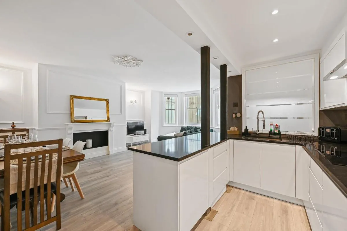 Image 4 of Stunning 3 bed 2 bathroom BASEMENT flat in earls court, London