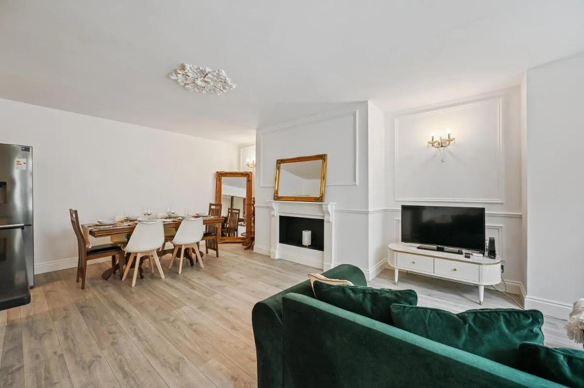 Image 5 of Stunning 3 bed 2 bathroom BASEMENT flat in earls court, London