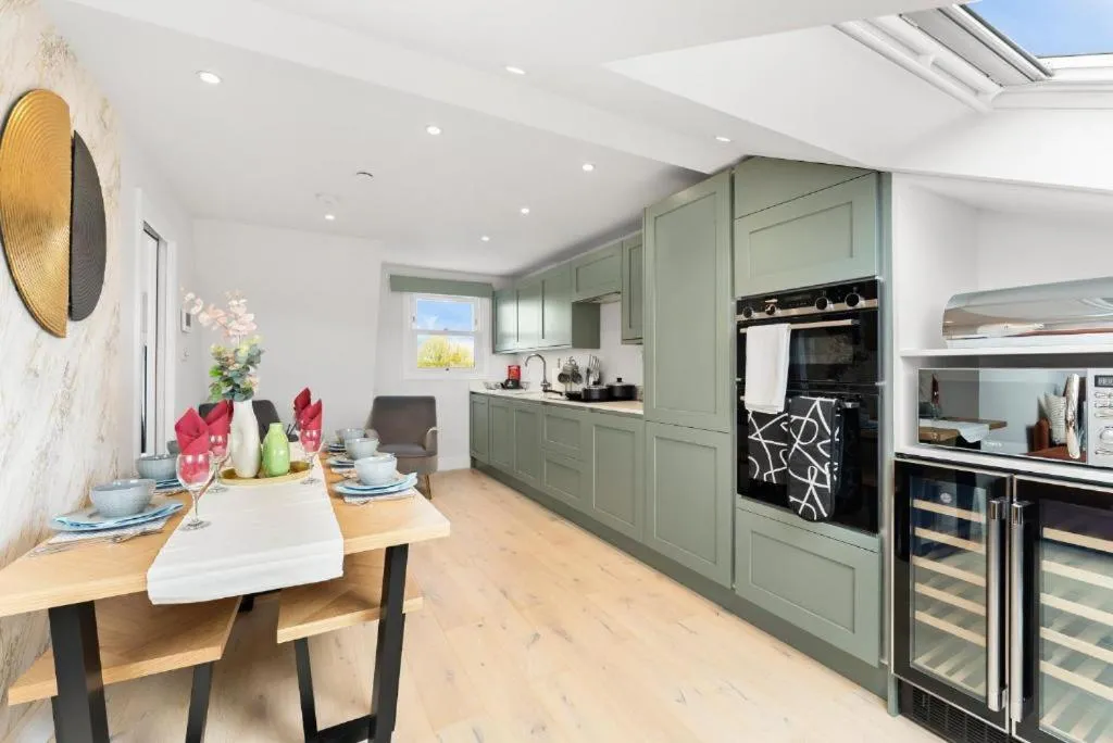 Image 4 of Stunning 4 Bedroom Abode in Zone 1 – Balcony – Sleeps 9