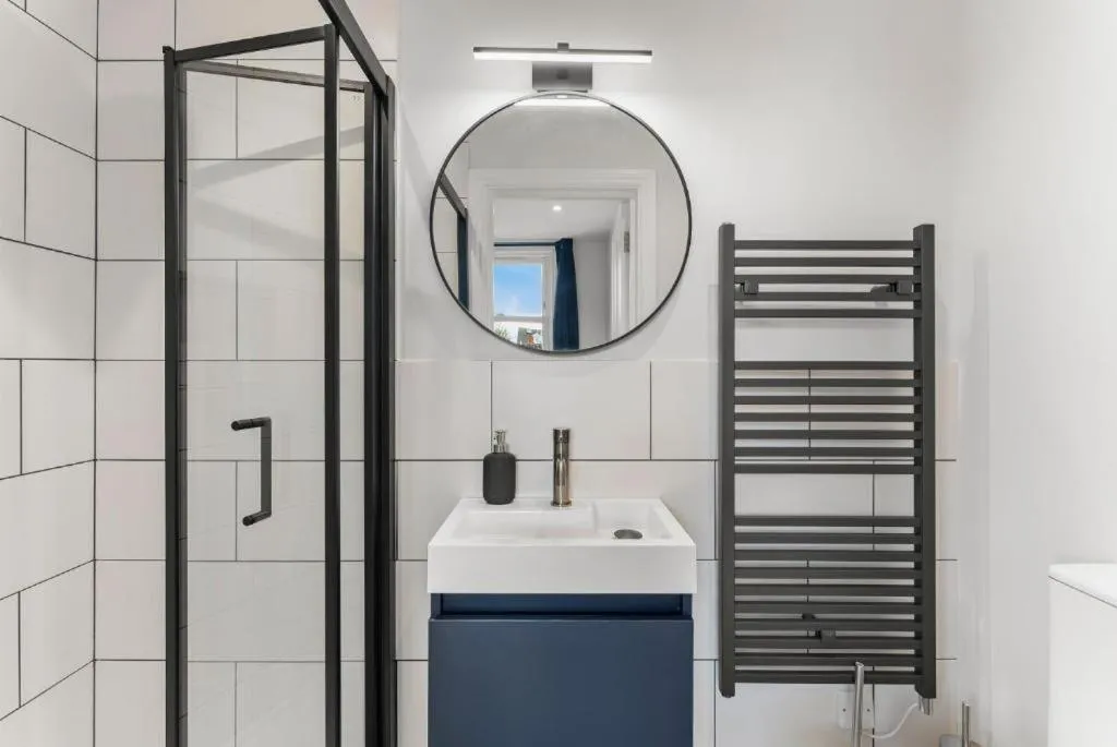 Image 3 of Stunning 4 Bedroom Abode in Zone 1 – Balcony – Sleeps 9