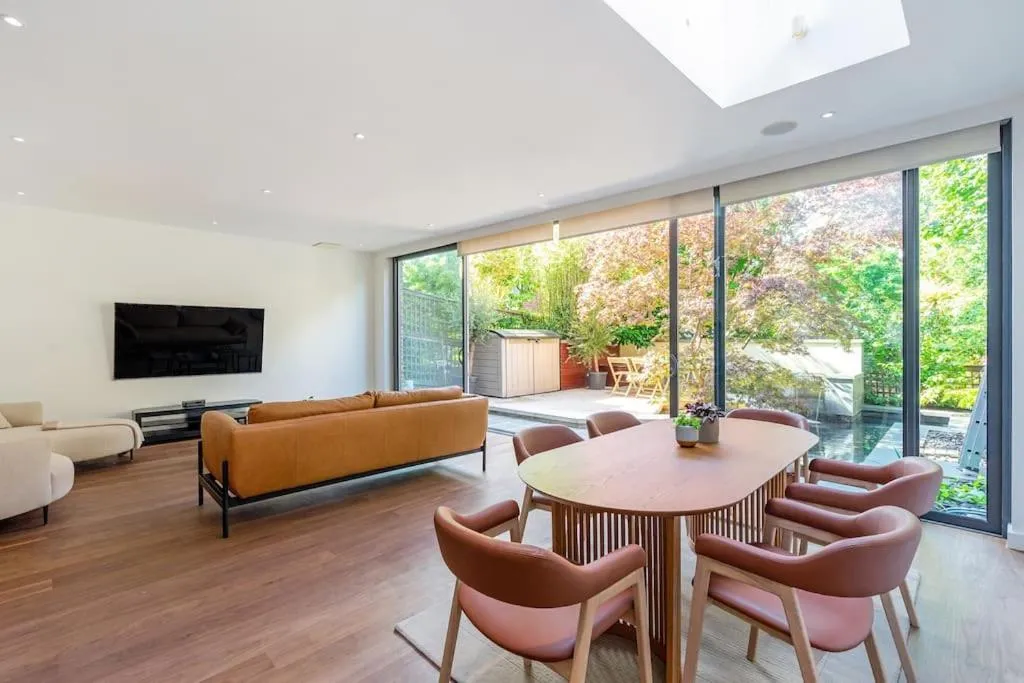 Image 1 of Stunning 4 Bedroom home in Holland Park