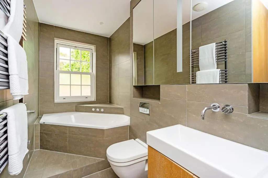 Image 3 of Stunning 4 Bedroom home in Holland Park