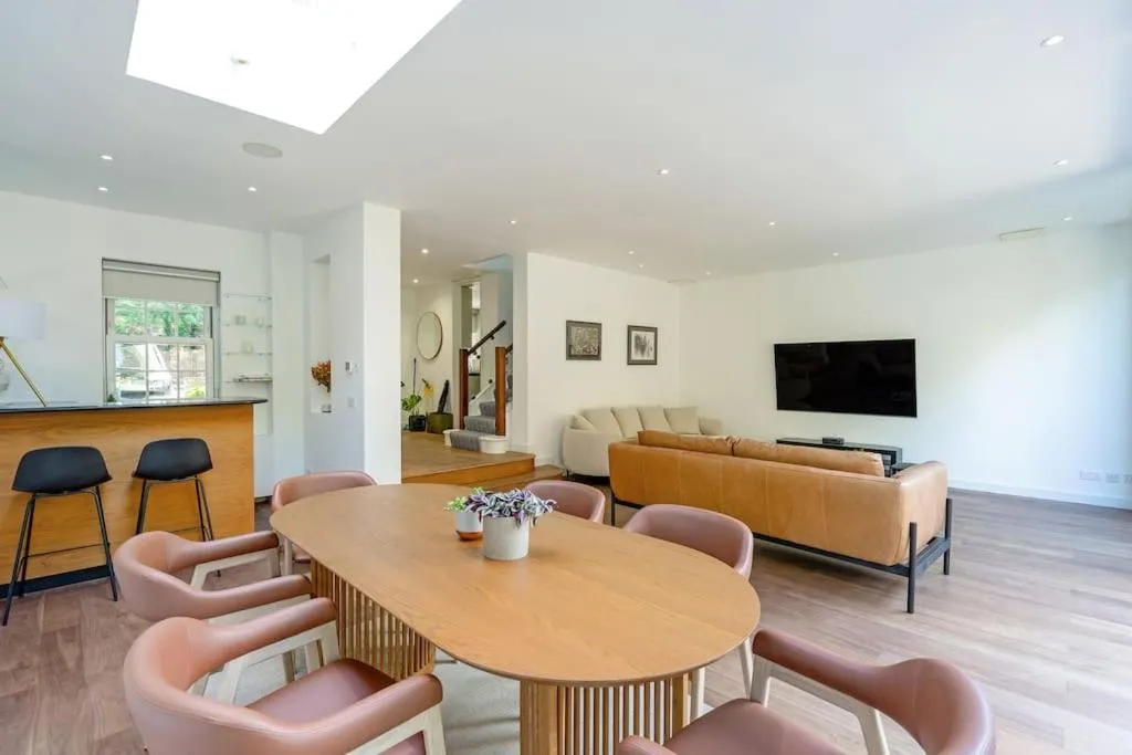 Image 5 of Stunning 4 Bedroom home in Holland Park