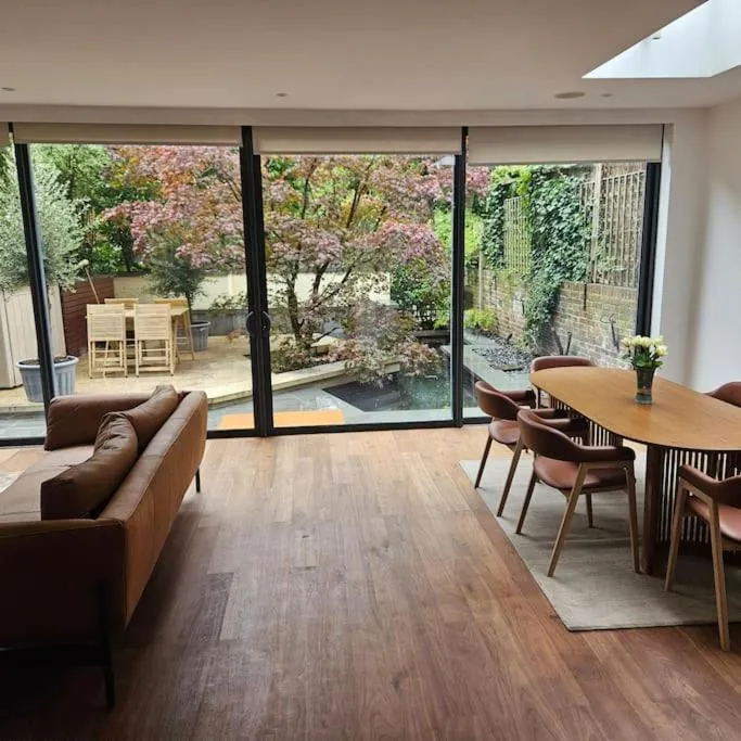 Image 4 of Stunning 4 Bedroom home in Holland Park