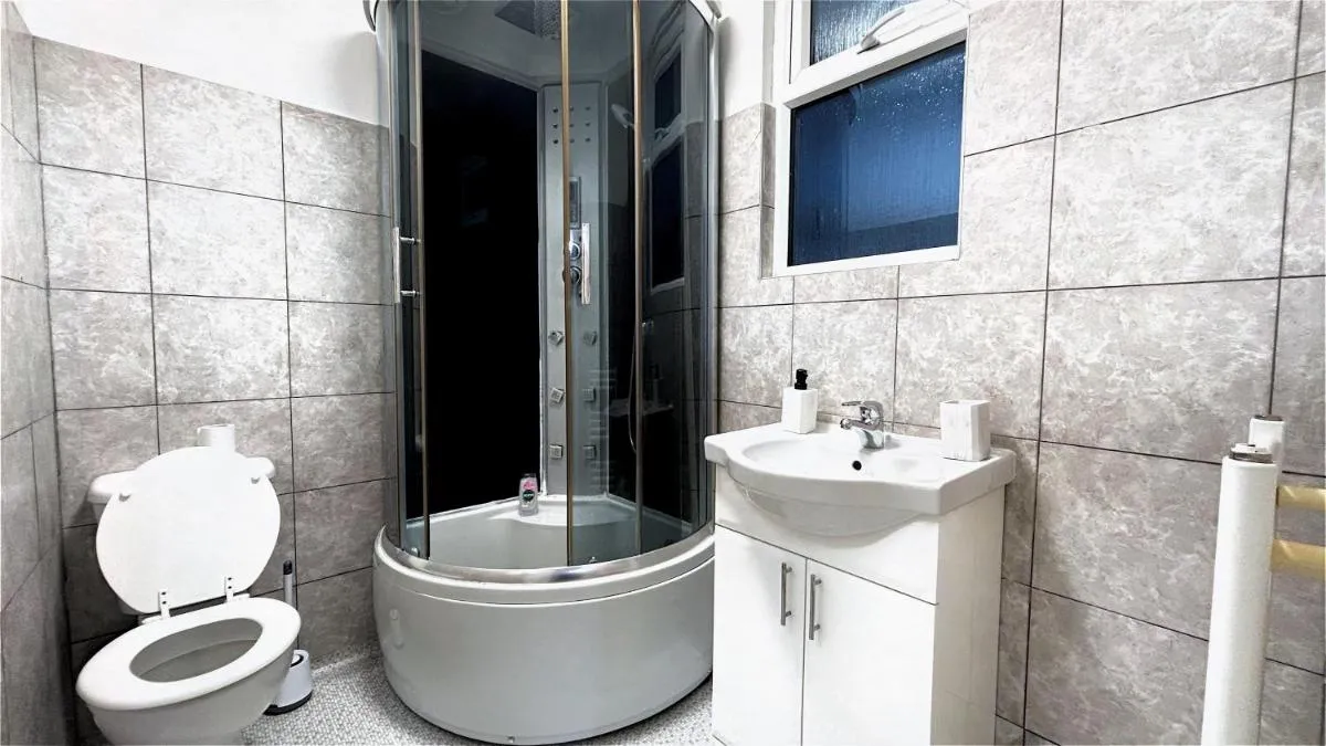 Image 3 of Stunning 5BR Apartment in Mill Hill 20 mins to Central London