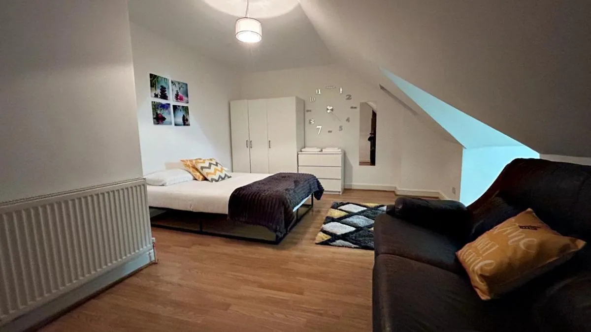 Image 2 of Stunning 5BR Apartment in Mill Hill 20 mins to Central London