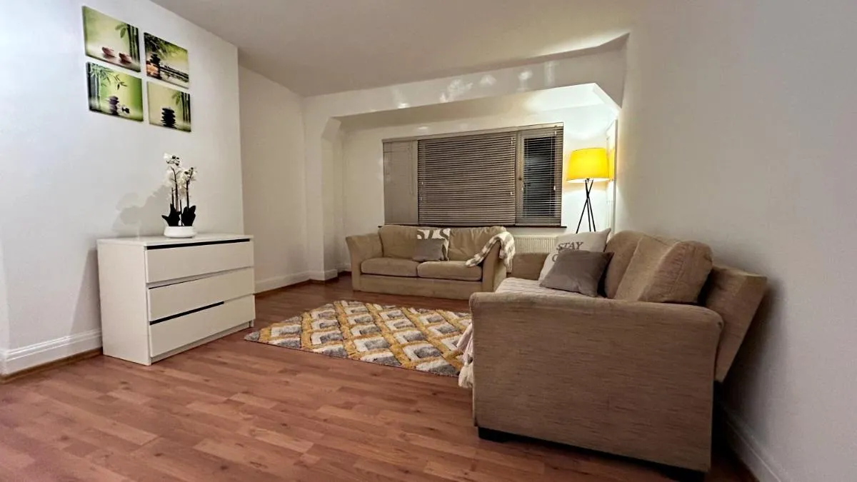 Image 5 of Stunning 5BR Apartment in Mill Hill 20 mins to Central London