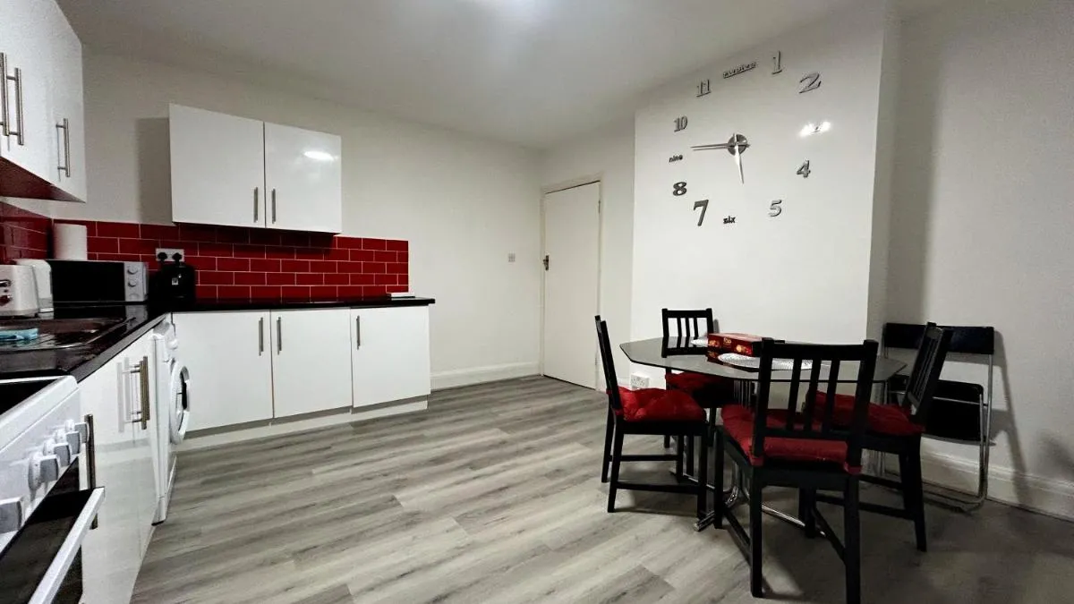 Image 4 of Stunning 5BR Apartment in Mill Hill 20 mins to Central London