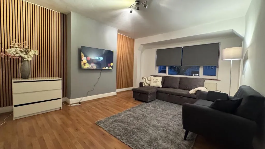 Image 1 of Stunning 5 Bedroom Apartment in Mill Hill Broadway with parking