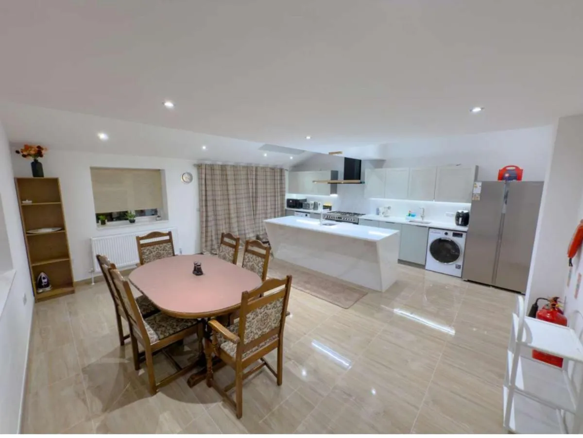 Image 3 of Stunning 5 Bedroom House with Spacious Rooms and Amenities
