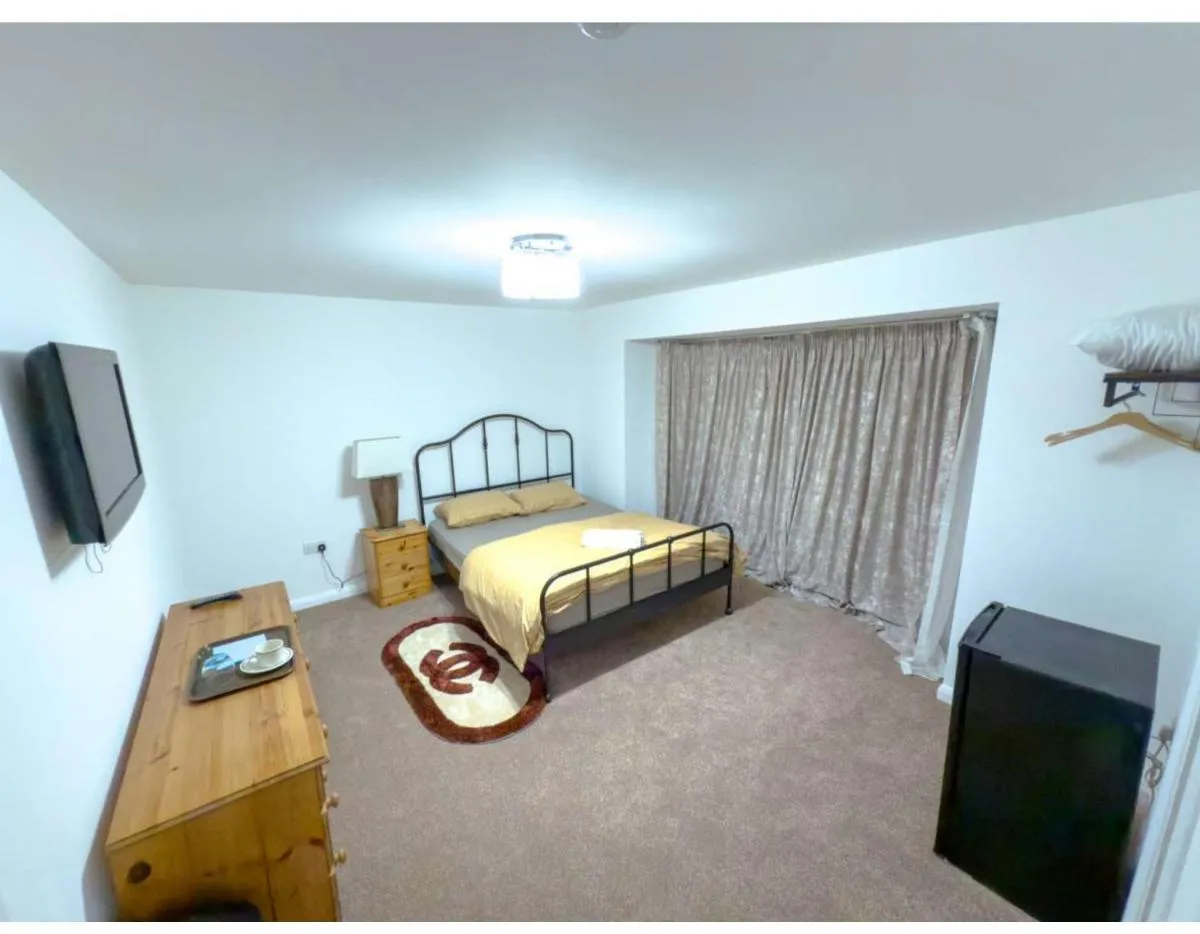 Image 5 of Stunning 5 Bedroom House with Spacious Rooms and Amenities