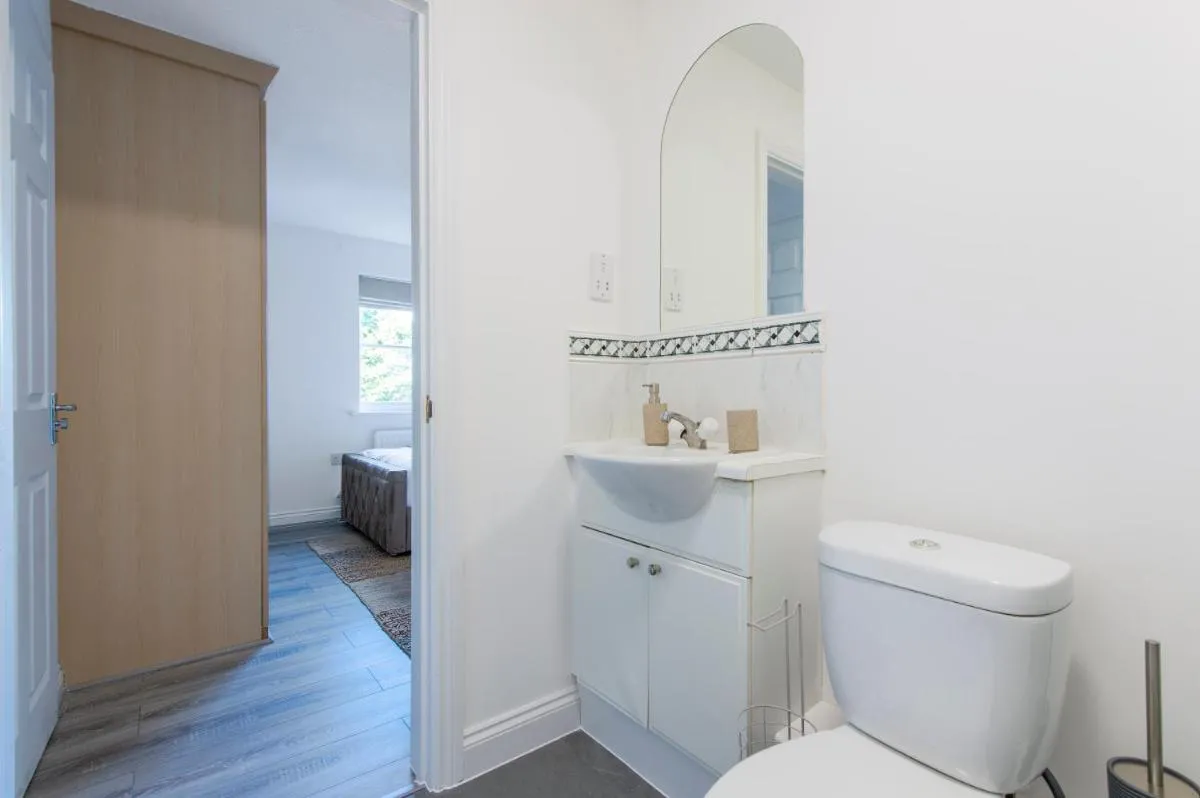 Image 3 of Stunning 5 bedroom detached house in Hornchurch