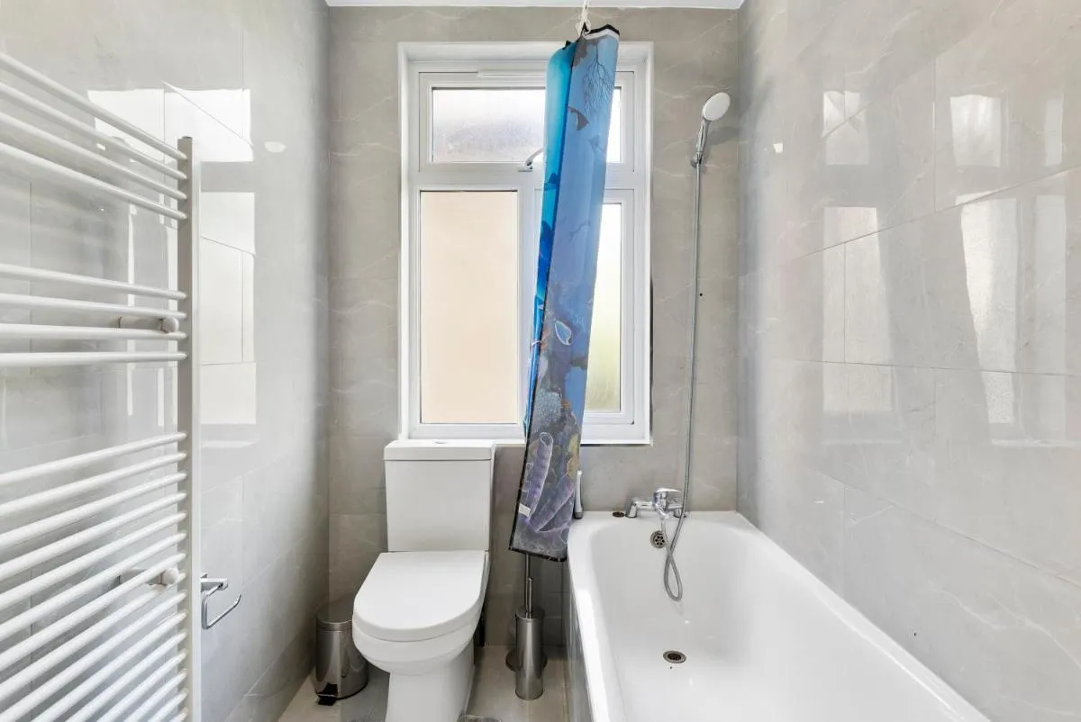 Image 4 of Stunning 6 bedroom in Wembley – Parking