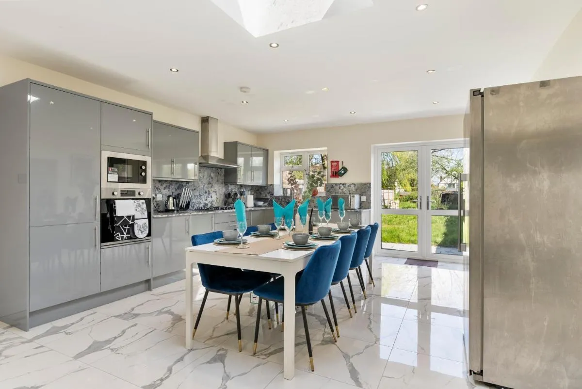 Image 5 of Stunning 6 bedroom in Wembley – Parking