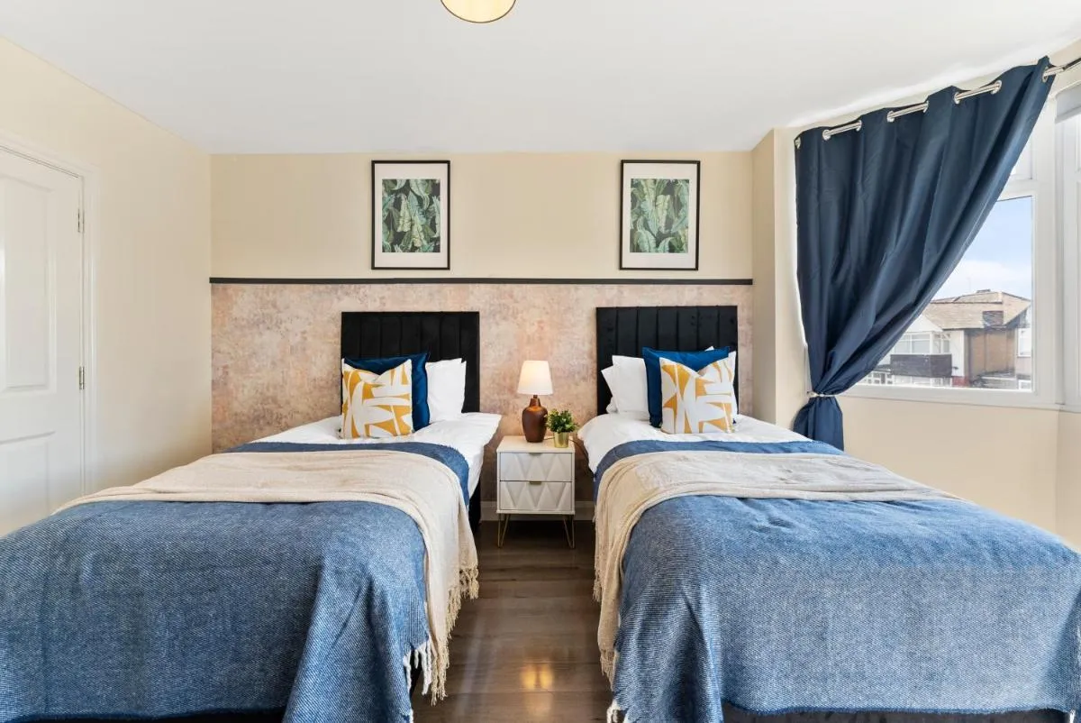 Image 3 of Stunning 6 bedroom in Wembley – Parking