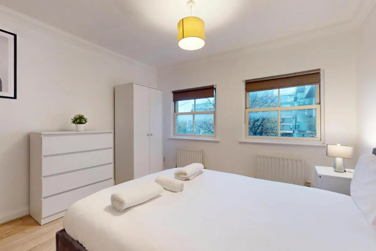 Image 5 of Stunning Central London 4-Bed Home Steps from Gym, Iconic Pool and Spa