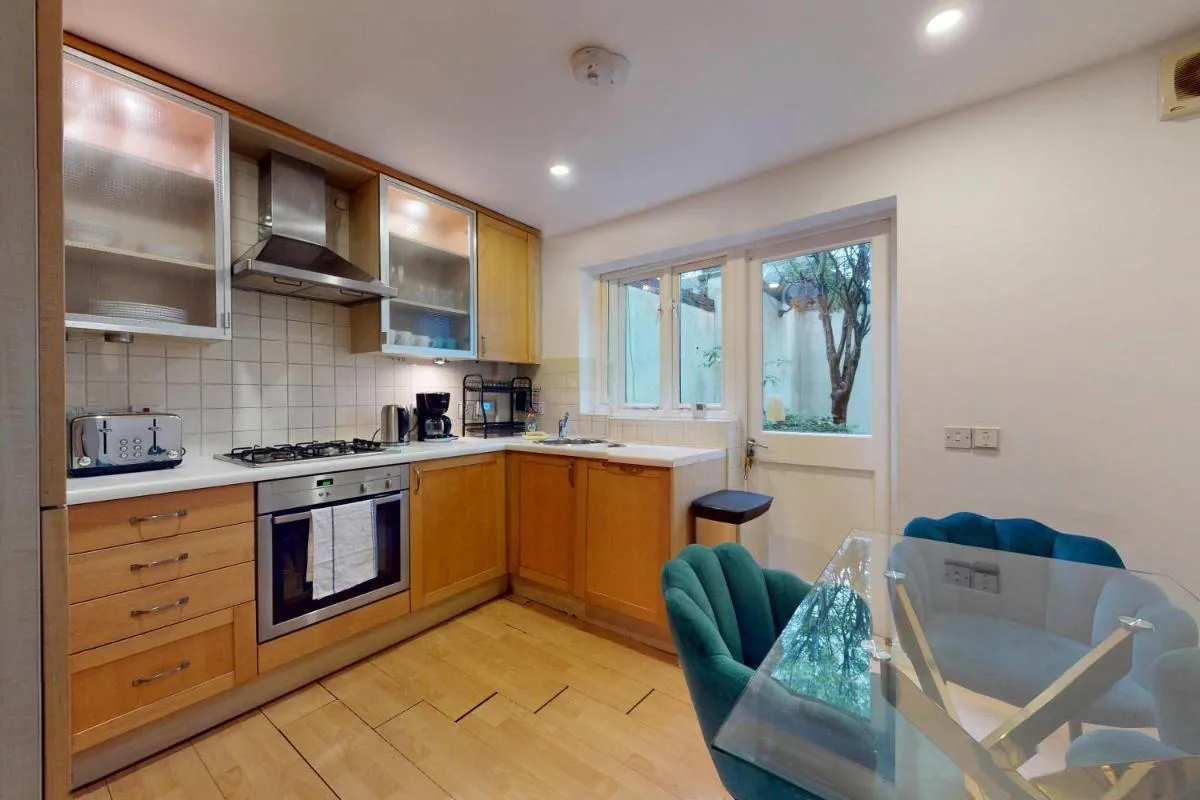 Image 4 of Stunning Central London 4-Bed Home Steps from Gym, Iconic Pool and Spa