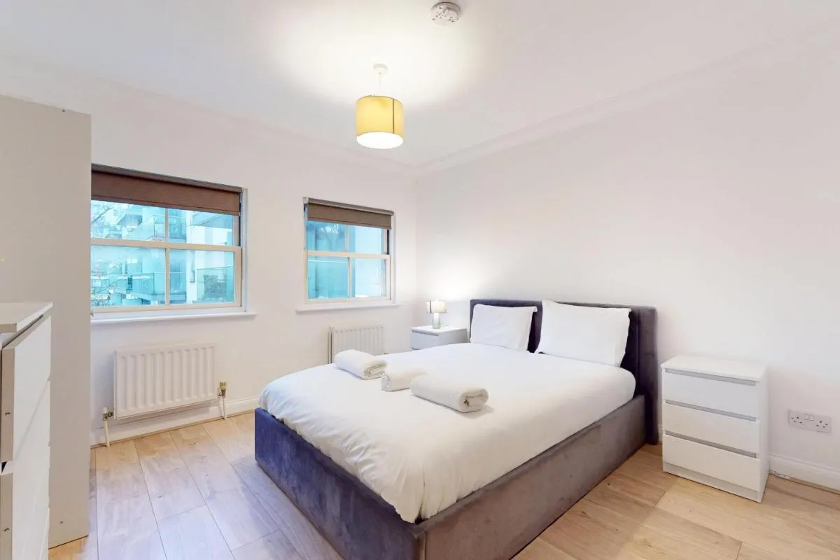 Image 2 of Stunning Central London 4-Bed Home Steps from Gym, Iconic Pool and Spa
