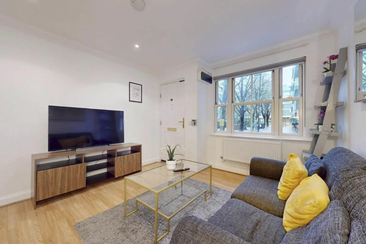 Image 3 of Stunning Central London 4-Bed Home Steps from Gym, Iconic Pool and Spa