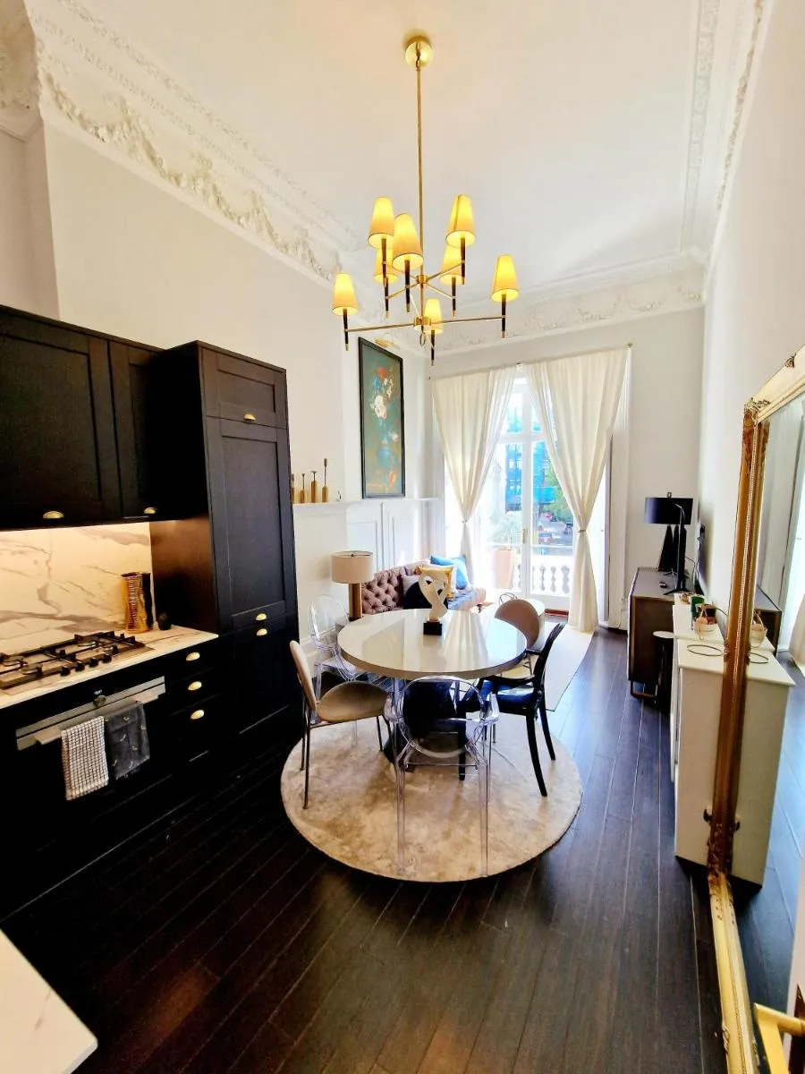 Image 4 of Stunning Hyde Park Home with Private Balcony & Lift Elevator Access