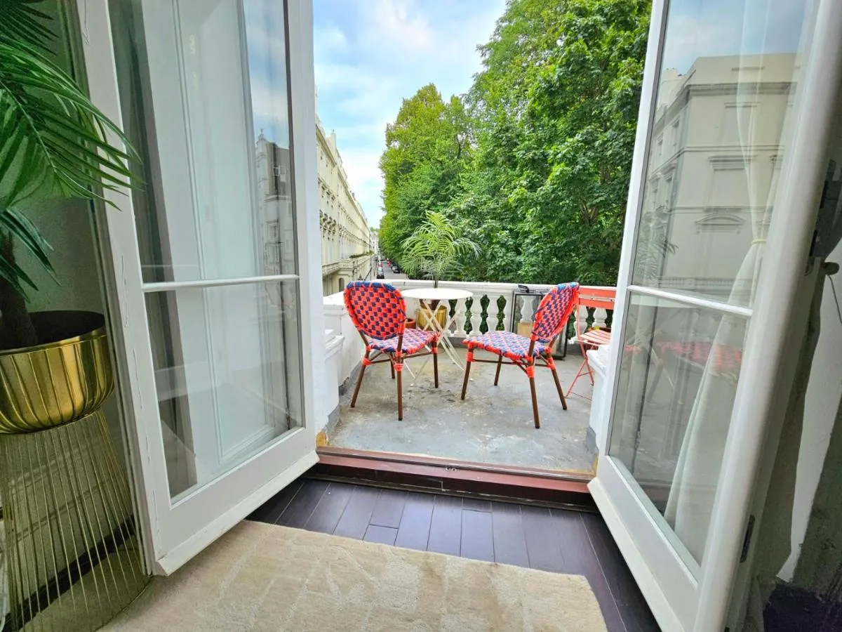 Image 2 of Stunning Hyde Park Home with Private Balcony & Lift Elevator Access