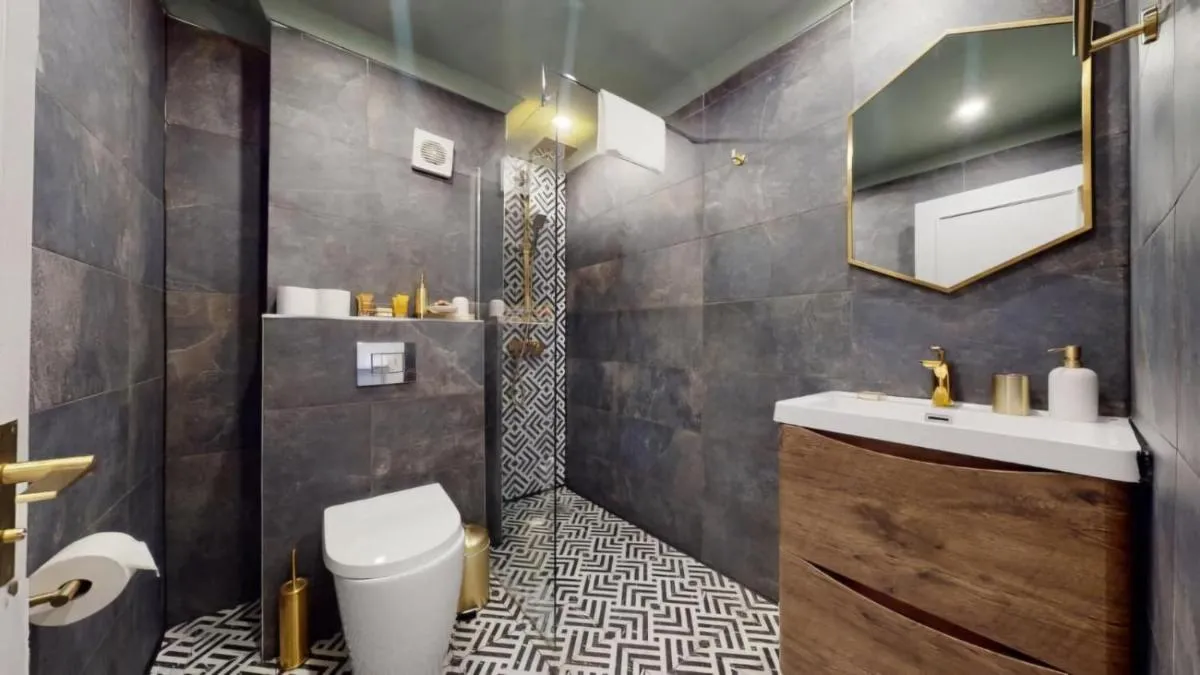 Image 5 of Stunning Hyde Park Home with Private Balcony & Lift Elevator Access